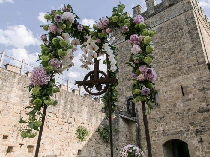 Il pozzo decorato con cascate di fiori e di orchidee