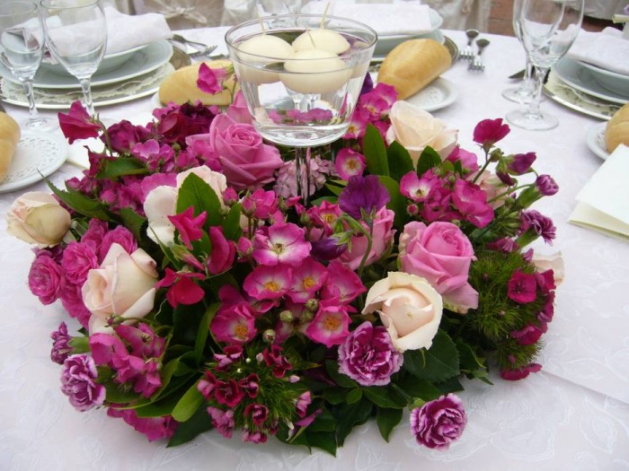 A centerpiece made of garden roses in the shades of pink